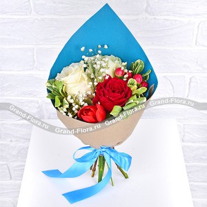 Простая романтика - букет с розами и тюльпанами