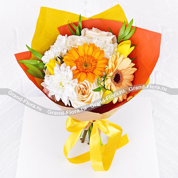 Женское счастье - букет с белыми розами и тюльпанами